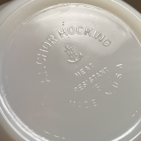 Anchor Hocking milk glass bowls with gold trim and scalloped edge - Picture 5 of 8